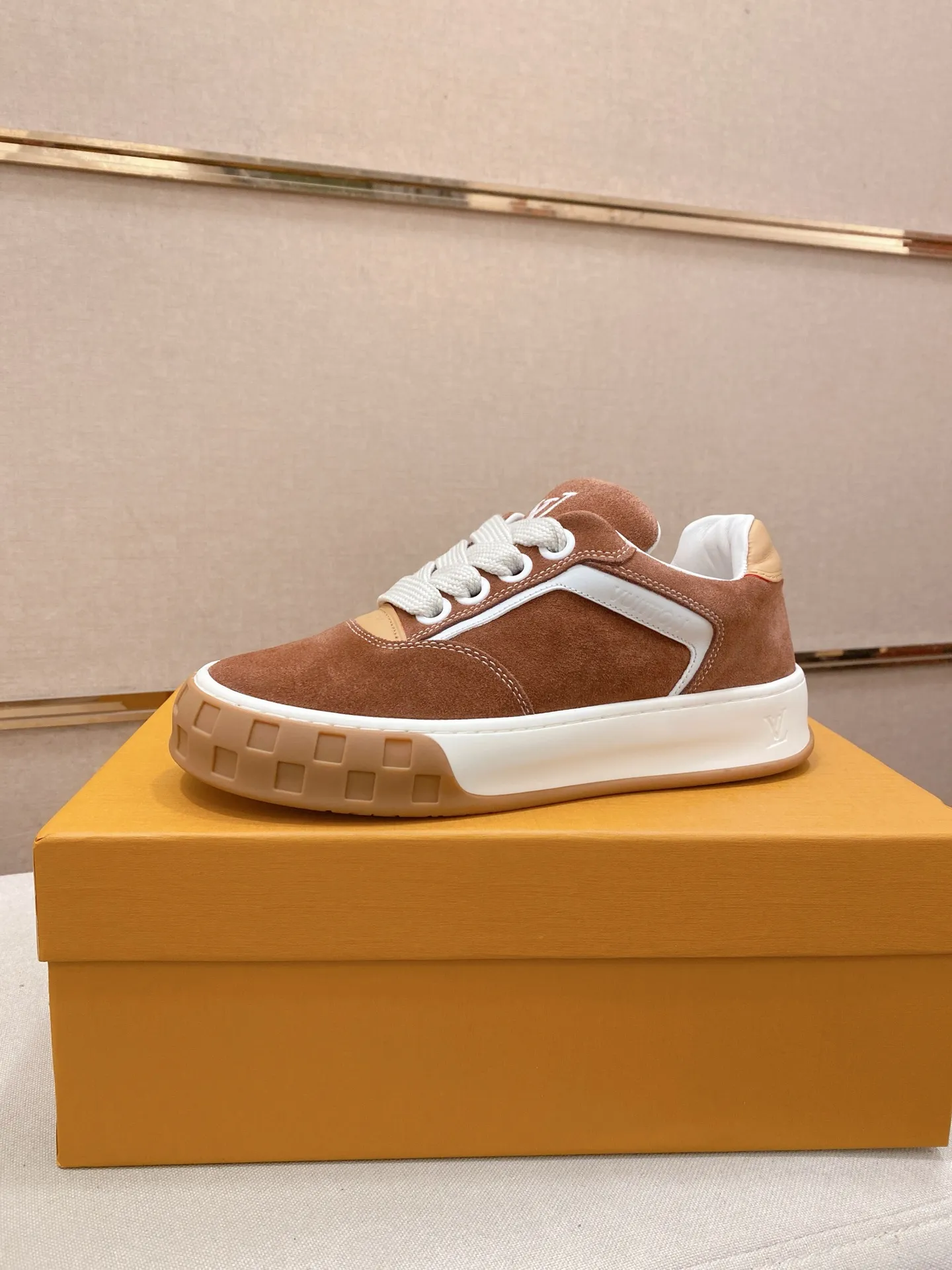 Factory price: 480💰 LV 🫏The colorful interpretation of BUTTERSOFT sneakers combines sheepskin, The colorful interpretation of LV BUTTERSOFT sneakers combines sheepskin and calfskin for a super soft feel. Designed by Pharrell Williams, this '60s-inspired shoe features a padded upper that's been crafted by Louis Vuitton craftsmen to further enhance the comfort of the leather. In addition to the LV initials, it features multiple signatures, including natural leather trim and an embossed pattern of Pharrell Williams and lobster on the side, referencing the Fall/Winter 2025 men’s show. A must-have artifact for fashionistas✅ Code number 38-44